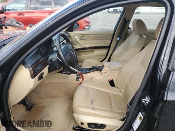 2006 BMW 3 Series 325i z VIN WBAVB13506KR62791, wystawiony jako Copart lot #82771415 z przebiegiem 261 229 mil mil oraz Szkoda całkowita • Salvage title. Historia ofert i sprzedaży dostępna na DreamBid. Obrazek 7.