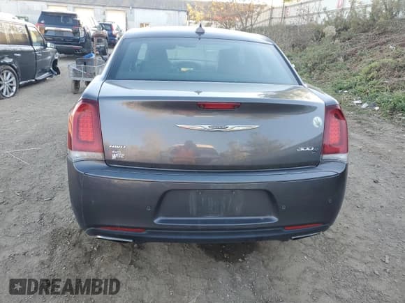 ✅ 2017 Chrysler 300 S • VIN: 2C3CCAGGXHH553263 • Lot: 90668805. Wystawiony na Copart z przebiegiem 93 985 mil. Bezpłatny archiwum sprzedaży aukcyjnych z USA i szczegółowy raport historii pojazdu na DreamBid. Zdjęcie 6.