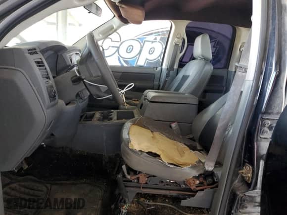 2006 Dodge 1500 Laramie z VIN 1D7HU18236S649961, wystawiony jako Copart lot #60153015 z przebiegiem 231 666 mil mil oraz Szkoda całkowita • Salvage title. Historia ofert i sprzedaży dostępna na DreamBid. Obrazek 7.