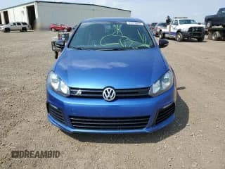 ✅ 2013 Volkswagen Golf R • VIN: WVWPF7AJ1DW084099 • Lot: 67413624. Wystawiony na Copart z przebiegiem 69 585 mil. Bezpłatny archiwum sprzedaży aukcyjnych z USA i szczegółowy raport historii pojazdu na DreamBid. Zdjęcie 5.