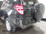 ✅ 2009 Toyota RAV4 • VIN: JTMBK33V595077068 • Lot: 43683386. Wystawiony na IAAI z przebiegiem 86 560 mil. Bezpłatny archiwum sprzedaży aukcyjnych z USA i szczegółowy raport historii pojazdu na DreamBid. Zdjęcie 6.