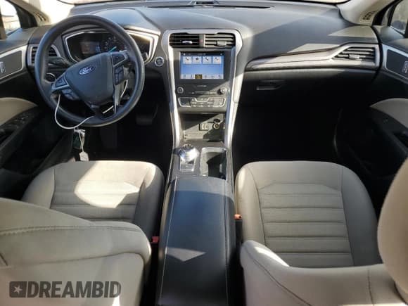 ✅ 2019 Ford Fusion S • VIN: 3FA6P0G79KR163876 • Lot: 82457385. Wystawiony na Copart z przebiegiem 82 139 mil. Bezpłatny archiwum sprzedaży aukcyjnych z USA i szczegółowy raport historii pojazdu na DreamBid. Zdjęcie 8.