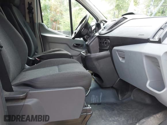 ✅ 2017 Ford Transit • VIN: 1FTYR1ZM8HKB53620 • Lot: 42345715. Wystawiony na IAAI z przebiegiem 223 303 mil. Bezpłatny archiwum sprzedaży aukcyjnych z USA i szczegółowy raport historii pojazdu na DreamBid. Zdjęcie 5.