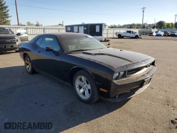 ✅ 2009 Dodge Challenger SE • VIN: 2B3LJ44V69H559165 • Lot: 75108994. Wystawiony na Copart z przebiegiem 131 660 mil. Bezpłatny archiwum sprzedaży aukcyjnych z USA i szczegółowy raport historii pojazdu na DreamBid. Zdjęcie 4.