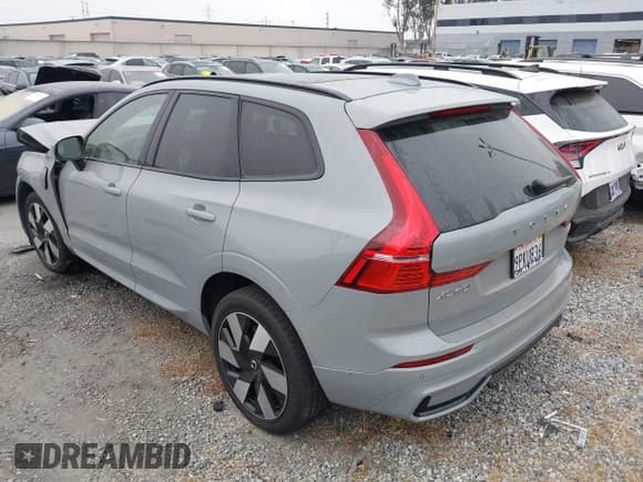 ✅ 2025 Volvo XC60 Plus • VIN: YV4H60RC4S1000561 • Lot: 42644166. Listed on IAAI with 9,457 mi. Free auction sales archive from the USA and detailed vehicle history report at DreamBid. Image 3.
