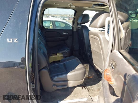 ✅ 2014 Chevrolet Suburban LTZ • VIN: 1GNSKKE74ER169548 • Lot: 43560269. Listed on IAAI with 255,008 mi. Free auction sales archive from the USA and detailed vehicle history report at DreamBid. Image 8.