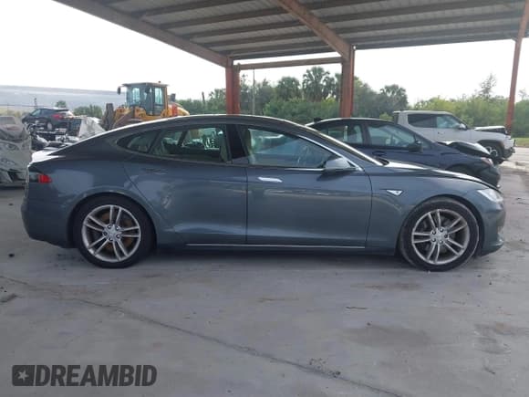 ✅ 2013 Tesla Model S • VIN: 5YJSA1CN7DFP05324 • Lot: 43893560. Wystawiony na IAAI z przebiegiem 89 772 mil. Bezpłatny archiwum sprzedaży aukcyjnych z USA i szczegółowy raport historii pojazdu na DreamBid. Zdjęcie 13.