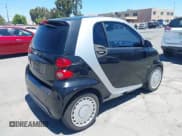 ✅ 2013 Smart fortwo Pure • VIN: WMEEJ3BA6DK676071 • Lot: 42677618. Wystawiony na IAAI z przebiegiem 191 709 mil. Bezpłatny archiwum sprzedaży aukcyjnych z USA i szczegółowy raport historii pojazdu na DreamBid. Zdjęcie 4.