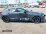 ✅ 2025 Mazda 3 S Carbon Edition • VIN: JM1BPBLM5S1772795 • Lot: 42124648. Wystawiony na IAAI z przebiegiem 1 358 mil. Bezpłatny archiwum sprzedaży aukcyjnych z USA i szczegółowy raport historii pojazdu na DreamBid. Zdjęcie 14.