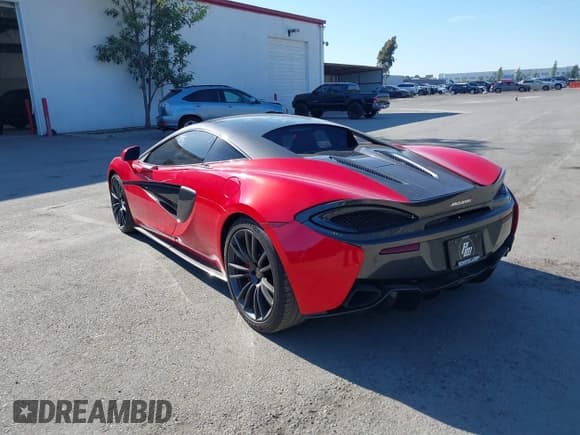 ✅ 2017 McLaren 570S • VIN: SBM13DAA1HW004116 • Lot: 42703604. Listed on IAAI with 32,086 mi. Free auction sales archive from the USA and detailed vehicle history report at DreamBid. Image 3.
