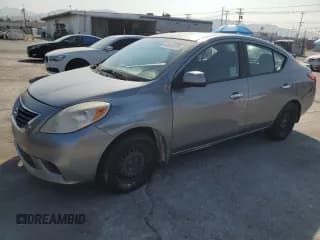 ✅ 2013 Nissan Versa S Plus • VIN: 3N1CN7AP1DL845132 • Lot: 64803515. Wystawiony na Copart z przebiegiem 86 237 mil. Bezpłatny archiwum sprzedaży aukcyjnych z USA i szczegółowy raport historii pojazdu na DreamBid. Zdjęcie 1.