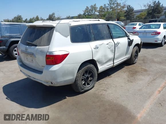 ✅ 2010 Toyota Highlander Limited • VIN: 5TDDK3EH9AS008382 • Lot: 42979794. Listed on IAAI with 275,625 mi. Free auction sales archive from the USA and detailed vehicle history report at DreamBid. Image 4.