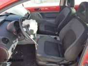 ✅ 2002 Volkswagen Beetle GL • VIN: 3VWBK21C52M418168 • Lot: 87893125. Wystawiony na Copart z przebiegiem 92 016 mil. Bezpłatny archiwum sprzedaży aukcyjnych z USA i szczegółowy raport historii pojazdu na DreamBid. Zdjęcie 7.