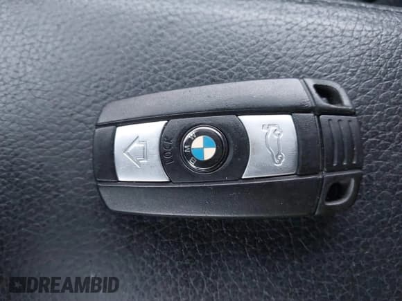 ✅ 2010 BMW 3 Series 335i xDrive • VIN: WBAWC7C52AE271032 • Lot: 41198664. Listed on IAAI with 118,008 mi. Free auction sales archive from the USA and detailed vehicle history report at DreamBid. Image 11.