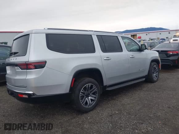 ✅ 2024 Jeep Wagoneer Series II • VIN: 1C4SJSBP6RS175401 • Lot: 43881937. Listed on IAAI with 32,601 mi. Free auction sales archive from the USA and detailed vehicle history report at DreamBid. Image 4.