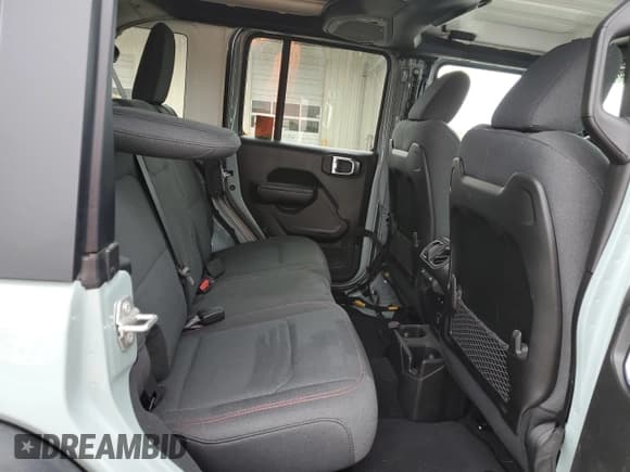 ✅ 2024 Jeep Wrangler Rubicon • VIN: 1C4PJXFG8RW263453 • Lot: 53976365. Wystawiony na Copart z przebiegiem 17 779 mil. Bezpłatny archiwum sprzedaży aukcyjnych z USA i szczegółowy raport historii pojazdu na DreamBid. Zdjęcie 11.