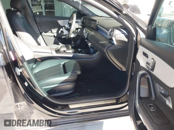 ✅ 2021 Mercedes-Benz A 220 • VIN: W1K3G4EB0MJ292149 • Lot: 43436597. Wystawiony na IAAI z przebiegiem 40 583 mil. Bezpłatny archiwum sprzedaży aukcyjnych z USA i szczegółowy raport historii pojazdu na DreamBid. Zdjęcie 5.