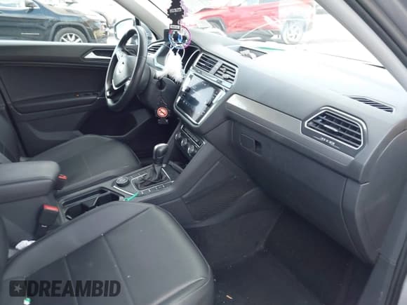 ✅ 2020 Volkswagen Tiguan SE • VIN: 3VV2B7AX4LM075200 • Lot: 43607446. Wystawiony na IAAI z przebiegiem 99 922 mil. Bezpłatny archiwum sprzedaży aukcyjnych z USA i szczegółowy raport historii pojazdu na DreamBid. Zdjęcie 5.