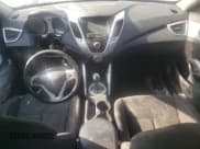 ✅ 2017 Hyundai Veloster • VIN: KMHTC6AD8HU311930 • Lot: 62963314. Wystawiony na Copart z przebiegiem Nie podano. Bezpłatny archiwum sprzedaży aukcyjnych z USA i szczegółowy raport historii pojazdu na DreamBid. Zdjęcie 8.