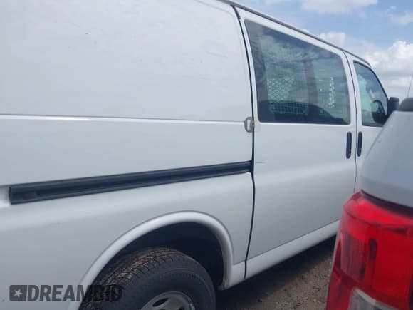 ✅ 2020 Chevrolet Express Cargo • VIN: 1GCWGAFP3L1240299 • Lot: 42522748. Wystawiony na IAAI z przebiegiem 129 759 mil. Bezpłatny archiwum sprzedaży aukcyjnych z USA i szczegółowy raport historii pojazdu na DreamBid. Zdjęcie 13.