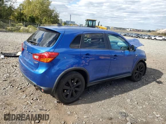 2015 Mitsubishi Outlander ES с VIN 4A4AR3AU2FE028609, выставлен на аукционе Copart как лот 86311725 с пробегом 65 692 миль миль и Списание • Salvage title. История ставок и продаж доступна на DreamBid. Изображение 3.