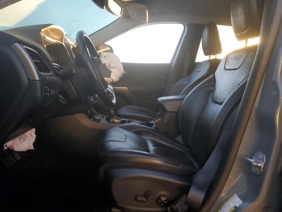 ✅ 2020 Jeep Cherokee Limited • VIN: 1C4PJMDN0LD564754 • Lot: 82739745. Wystawiony na Copart z przebiegiem 108 640 mil. Bezpłatny archiwum sprzedaży aukcyjnych z USA i szczegółowy raport historii pojazdu na DreamBid. Zdjęcie 7.