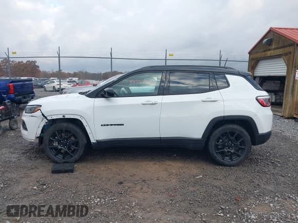 ✅ 2023 Jeep Compass Latitude • VIN: 3C4NJDBN2PT531684 • Lot: 43592365. Wystawiony na IAAI z przebiegiem 19 946 mil. Bezpłatny archiwum sprzedaży aukcyjnych z USA i szczegółowy raport historii pojazdu na DreamBid. Zdjęcie 14.