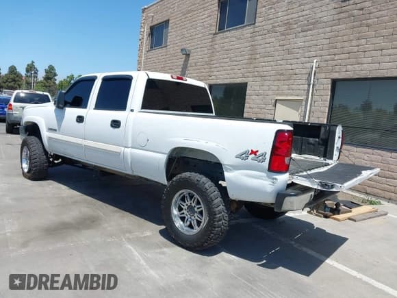 ✅ 2005 Chevrolet Silverado 2500HD LS • VIN: 1GCHK23U35F803784 • Lot: 42185294. Wystawiony na IAAI z przebiegiem 205 539 mil. Bezpłatny archiwum sprzedaży aukcyjnych z USA i szczegółowy raport historii pojazdu na DreamBid. Zdjęcie 3.