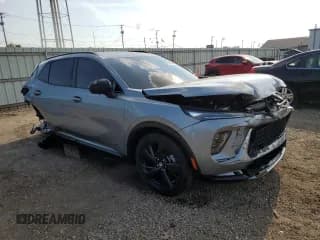 ✅ 2025 Buick Envision Sport Touring • VIN: LRBFZLE43SD047210 • Lot: 67746165. Wystawiony na Copart z przebiegiem 587 mil. Bezpłatny archiwum sprzedaży aukcyjnych z USA i szczegółowy raport historii pojazdu na DreamBid. Zdjęcie 4.