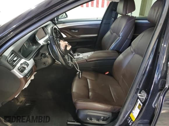 ✅ 2015 BMW 5 Series 550i xDrive • VIN: WBAKP9C5XFD980092 • Лот: 86284055. Опубликован ранее на Copart с пробегом 101 022 миль. Бесплатный доступ к архиву аукционных продаж из США и подробный отчёт об истории автомобиля на DreamBid. Изображение 7.