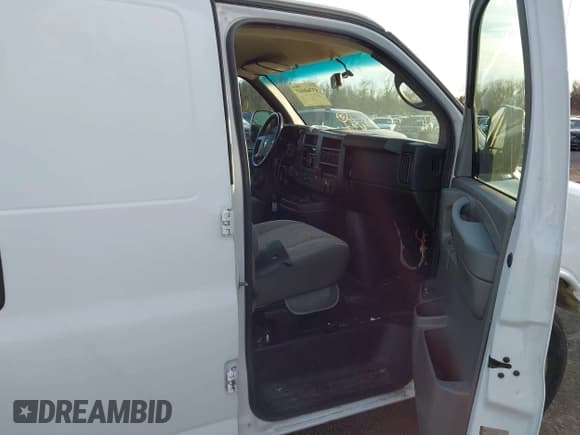 ✅ 2015 Chevrolet Express Cargo • VIN: 1GCWGFCF6F1158810 • Lot: 43760047. Listed on IAAI with Not provided. Free auction sales archive from the USA and detailed vehicle history report at DreamBid. Image 5.