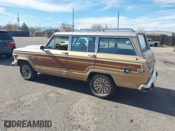 ✅ 1985 Jeep Grand Wagoneer • VIN: 1JCNJ15N2FT065788 • Lot: 43704149. Wystawiony na IAAI z przebiegiem 160 952 mil. Bezpłatny archiwum sprzedaży aukcyjnych z USA i szczegółowy raport historii pojazdu na DreamBid. Zdjęcie 3.
