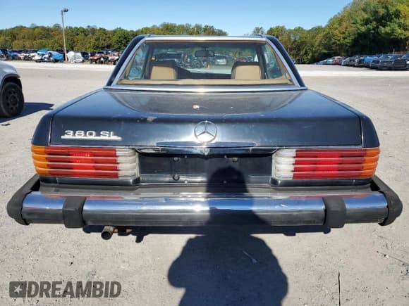 ✅ 1985 Mercedes-Benz 380 • VIN: WDBBA45C0FA027426 • Lot: 87036335. Wystawiony na Copart z przebiegiem 156 495 mil. Bezpłatny archiwum sprzedaży aukcyjnych z USA i szczegółowy raport historii pojazdu na DreamBid. Zdjęcie 6.