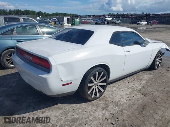 2014 Dodge Challenger Rallye Redline z VIN 2C3CDYAG0EH251037, wystawiony jako IAAI lot #43403130 z przebiegiem 221 133 mil mil oraz . Historia ofert i sprzedaży dostępna na DreamBid. Obrazek 4.