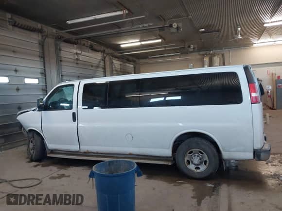 2012 Chevrolet Express Passenger 1LT z VIN 1GAZG1FG6C1160906, wystawiony jako IAAI lot #41293635 z przebiegiem 314 405 mil mil oraz . Historia ofert i sprzedaży dostępna na DreamBid. Obrazek 14.