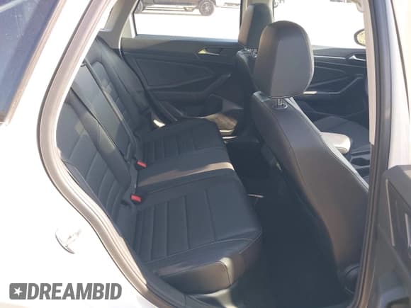 ✅ 2024 Volkswagen Jetta SE • VIN: 3VW7M7BU1RM012516 • Lot: 43725745. Wystawiony na IAAI z przebiegiem 51 428 mil. Bezpłatny archiwum sprzedaży aukcyjnych z USA i szczegółowy raport historii pojazdu na DreamBid. Zdjęcie 8.