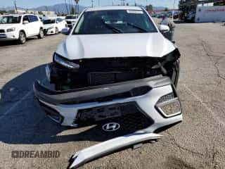 2020 Hyundai Kona SE z VIN KM8K12AA3LU556286, wystawiony jako Copart lot #38999873 z przebiegiem 21 700 mil mil oraz . Historia ofert i sprzedaży dostępna na DreamBid. Obrazek 5.