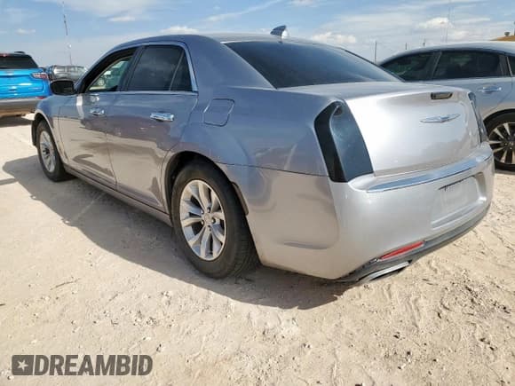 ✅ 2015 Chrysler 300 Limited • VIN: 2C3CCAAG4FH930336 • Lot: 80517205. Wystawiony na Copart z przebiegiem 70 232 mil. Bezpłatny archiwum sprzedaży aukcyjnych z USA i szczegółowy raport historii pojazdu na DreamBid. Zdjęcie 2.