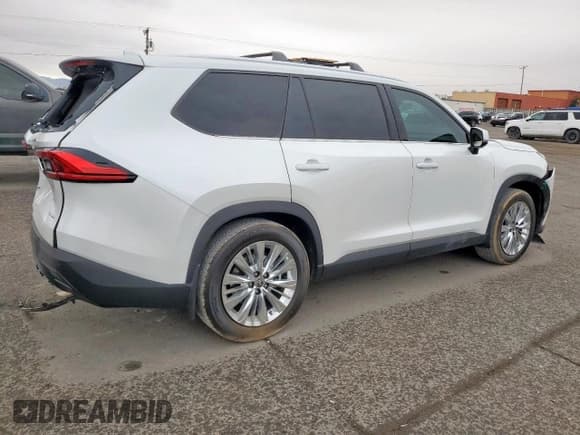✅ 2024 Toyota Highlander Platinum • VIN: 5TDAAAB55RS021405 • Lot: 93327265. Listed on Copart with 14,091 mi. Free auction sales archive from the USA and detailed vehicle history report at DreamBid. Image 3.