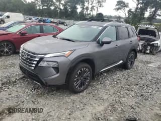 ✅ 2025 Nissan Rogue Platinum • VIN: JN8BT3DC2SW103205 • Lot: 85745665. Wystawiony na Copart z przebiegiem 531 mil. Bezpłatny archiwum sprzedaży aukcyjnych z USA i szczegółowy raport historii pojazdu na DreamBid. Zdjęcie 1.