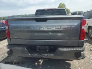 ✅ 2020 Chevrolet Silverado 1500 Custom • VIN: 3GCPYBEH1LG126160 • Lot: 67471794. Wystawiony na Copart z przebiegiem 131 509 mil. Bezpłatny archiwum sprzedaży aukcyjnych z USA i szczegółowy raport historii pojazdu na DreamBid. Zdjęcie 6.