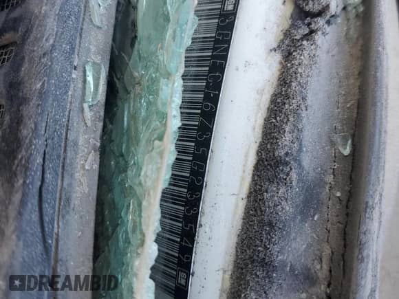 2005 Chevrolet Suburban LT z VIN 3GNEC16Z35G233549, wystawiony jako Copart lot #71860624 z przebiegiem Nie podano mil oraz Nie do naprawy • Non repairable. Historia ofert i sprzedaży dostępna na DreamBid. Obrazek 13.