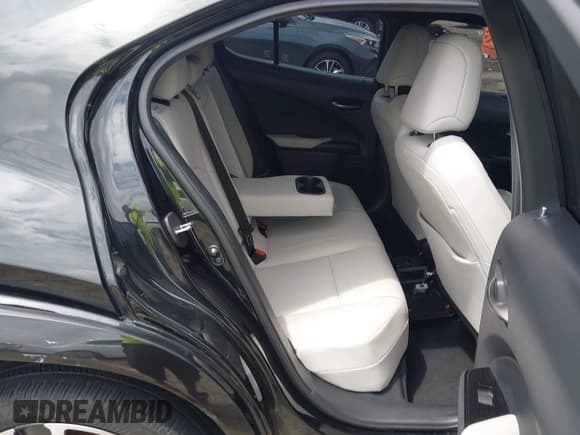 ✅ 2022 Lexus UX 200 • VIN: JTHP3JBHXN2046587 • Lot: 42378996. Listed on IAAI with 32,000 mi. Free auction sales archive from the USA and detailed vehicle history report at DreamBid. Image 8.