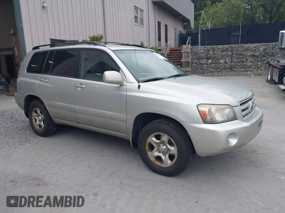 2004 Toyota Highlander z VIN JTEGD21AX40085842, wystawiony jako IAAI lot #43026363 z przebiegiem 306 121 mil mil oraz . Historia ofert i sprzedaży dostępna na DreamBid. Obrazek 1.