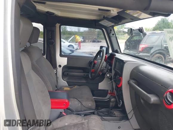 ✅ 2008 Jeep Wrangler Unlimited Sahara • VIN: 1J4GA591X8L525995 • Lot: 42759896. Listed on IAAI with 177,301 mi. Free auction sales archive from the USA and detailed vehicle history report at DreamBid. Image 5.