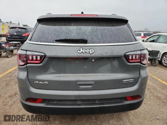 ✅ 2024 Jeep Compass Latitude • VIN: 3C4NJDBN9RT604147 • Lot: 93707375. Wystawiony na Copart z przebiegiem 44 180 mil. Bezpłatny archiwum sprzedaży aukcyjnych z USA i szczegółowy raport historii pojazdu na DreamBid. Zdjęcie 6.