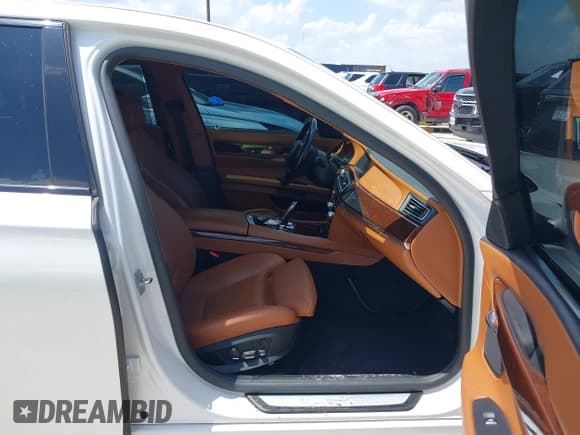 ✅ 2012 BMW 7 Series 750Li • VIN: WBAKB8C54CC964576 • Lot: 42499443. Wystawiony na IAAI z przebiegiem 78 728 mil. Bezpłatny archiwum sprzedaży aukcyjnych z USA i szczegółowy raport historii pojazdu na DreamBid. Zdjęcie 5.