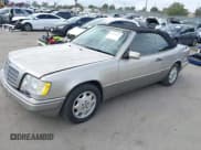 ✅ 1994 Mercedes-Benz E 320 • VIN: WDBEA66E8RC026364 • Lot: 43273322. Wystawiony na IAAI z przebiegiem 61 117 mil. Bezpłatny archiwum sprzedaży aukcyjnych z USA i szczegółowy raport historii pojazdu na DreamBid. Zdjęcie 2.