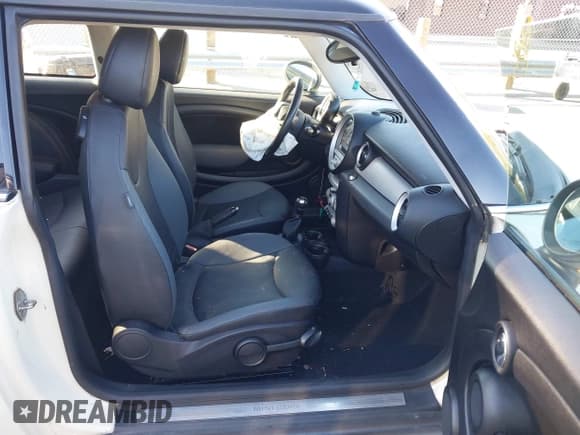 ✅ 2010 MINI Hardtop • VIN: WMWMF3C50ATZ28252 • Lot: 43392907. Listed on IAAI with 113,883 mi. Free auction sales archive from the USA and detailed vehicle history report at DreamBid. Image 5.