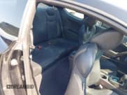 ✅ 2013 Hyundai Genesis Coupe Grand Touring • VIN: KMHHU6KJ1DU093704 • Lot: 42945486. Wystawiony na IAAI z przebiegiem 77 781 mil. Bezpłatny archiwum sprzedaży aukcyjnych z USA i szczegółowy raport historii pojazdu na DreamBid. Zdjęcie 8.